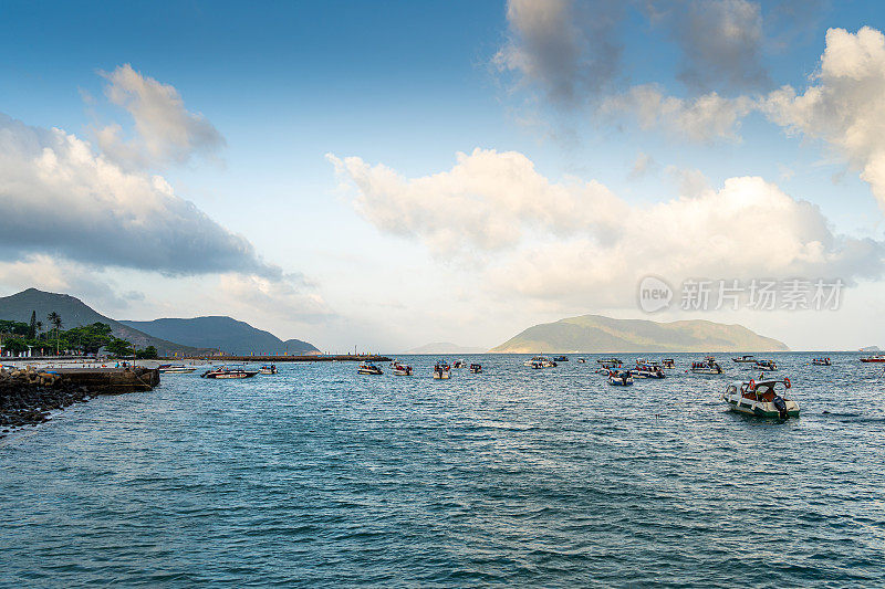 越南和平的Con Dao岛，是越南海岛的天堂。海景，有波浪，有海岸线，有晴朗的天空和道路，有蓝色的大海，有游客和山